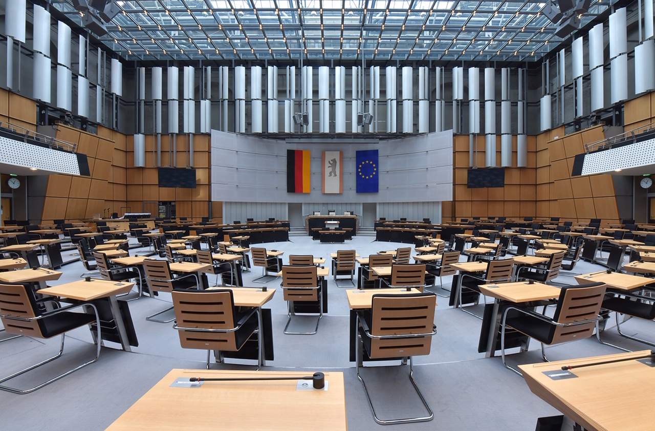 Noch bleibt es bei einer vorsichtigen Prognose, wer den leeren Plenarsaal im Herbst füllen wird. | Foto: Landesarchiv Berlin/Thomas Platow